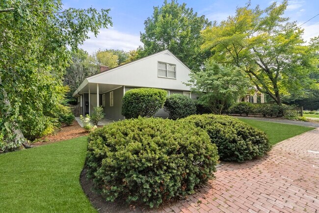 Building Photo - 20 Follen St Rental