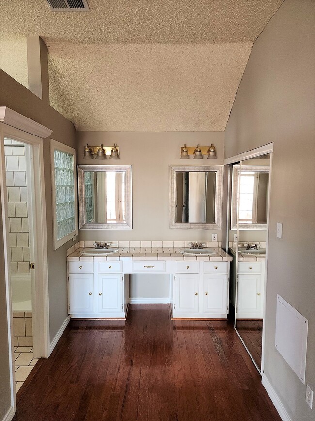 Photo - 2402 Chestnut Mills Rd