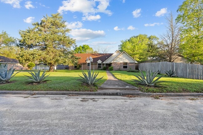 Photo - 1519 Everitt St