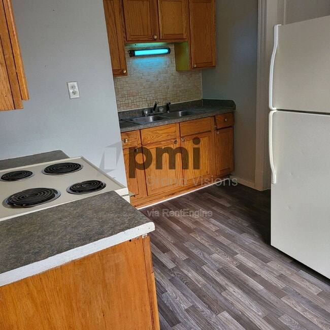 Photo - 852 W Waggoner St