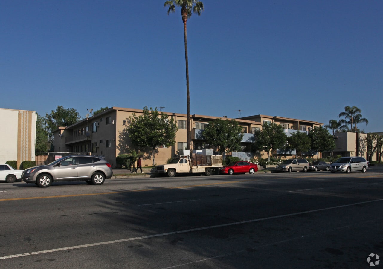 Photo - 7025 Woodman Ave