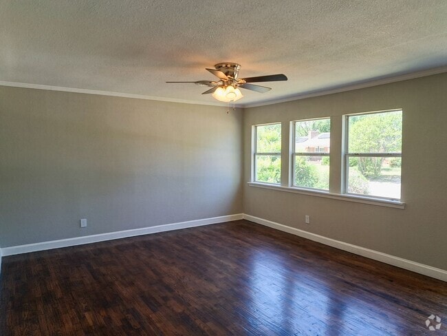 Building Photo - 4 bed / 2 bath / 2 car garage Rental