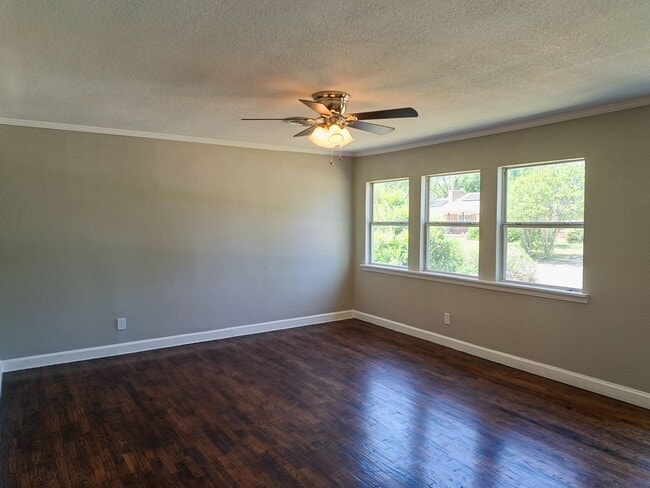 4 bed / 2 bath / 2 car garage - 4 bed / 2 bath / 2 car garage House