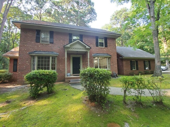 Building Photo - 225 Woodglen Dr