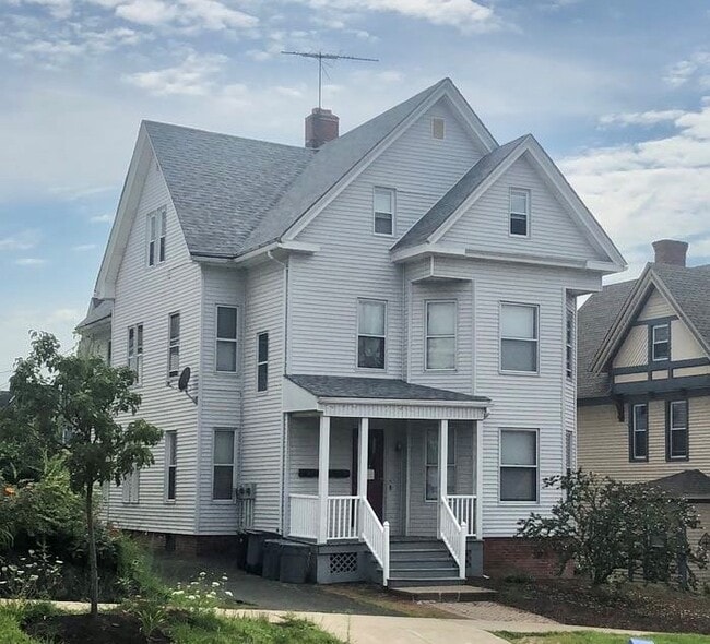 Frente de la casa - 239 Center St Unidad 1