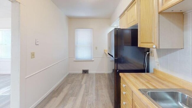 Photo - 710 E Ave F