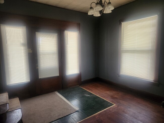 Building Photo - 916 McKinley St Unit 2 . 3 bedroom apartment