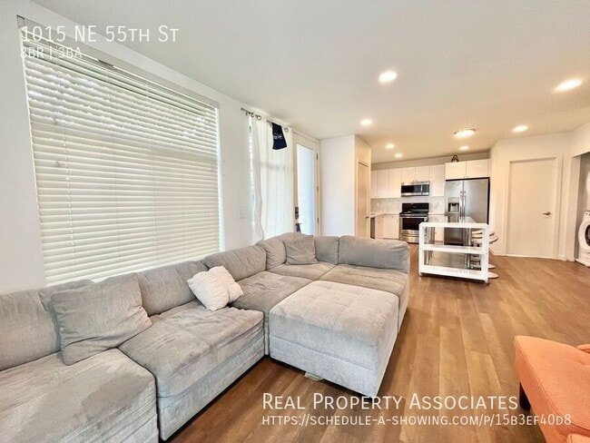 Photo - 1015 NE 55th St