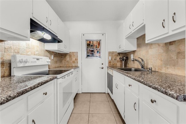 Photo - 525 Coral Wy Unit 402