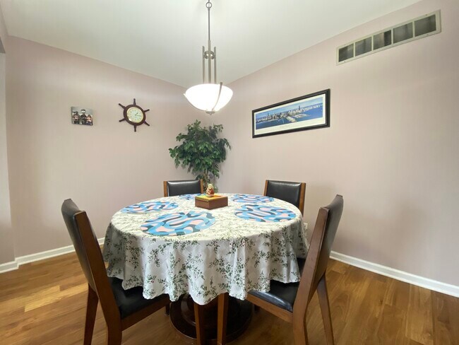 Photo - 1949 Governors Ln