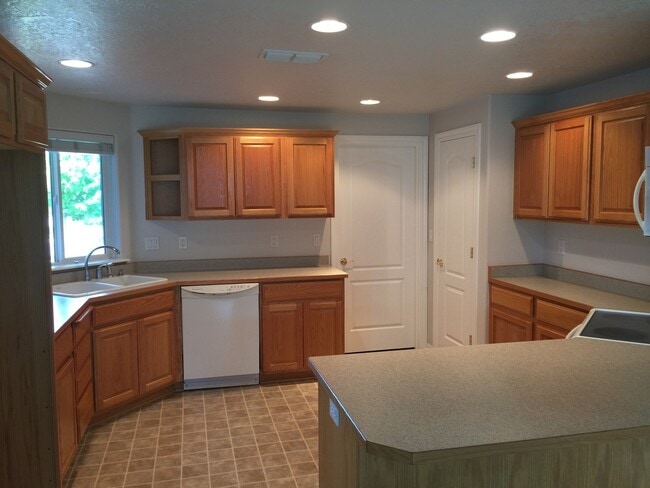 2723 Esther Ln