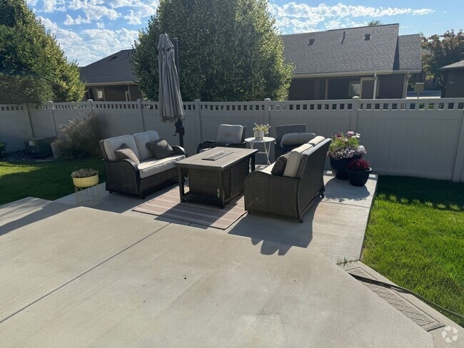 Building Photo - Stunning 6-Bedroom, 3-Bath Home in Prime L...