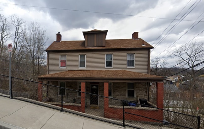 Photo - 1599 Fallowfield Ave House