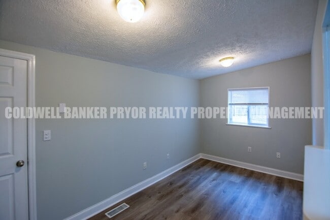 Photo - 1606 Oaken Trail