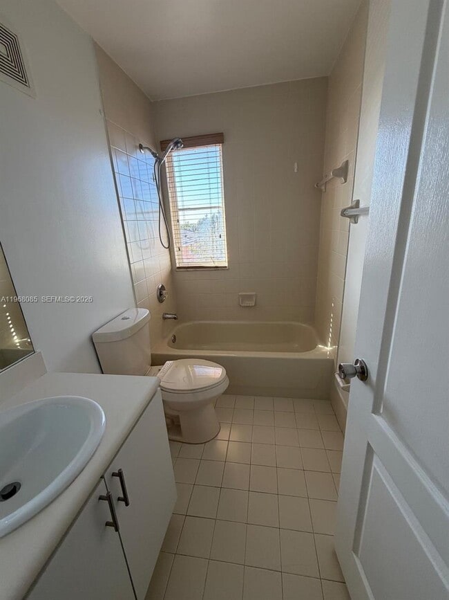 Photo - 7100 NW 177th St Unidad 210-14