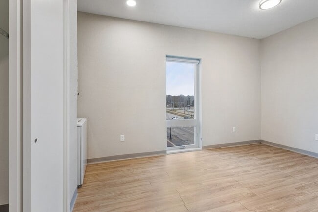 Arabella: 200 W 1st St - Cedar Falls