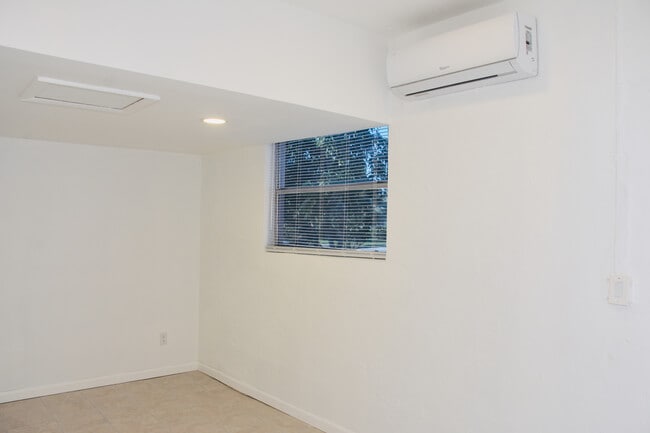 Ventana y aire acondicionado - 851 SW 49th Ter Unidad A