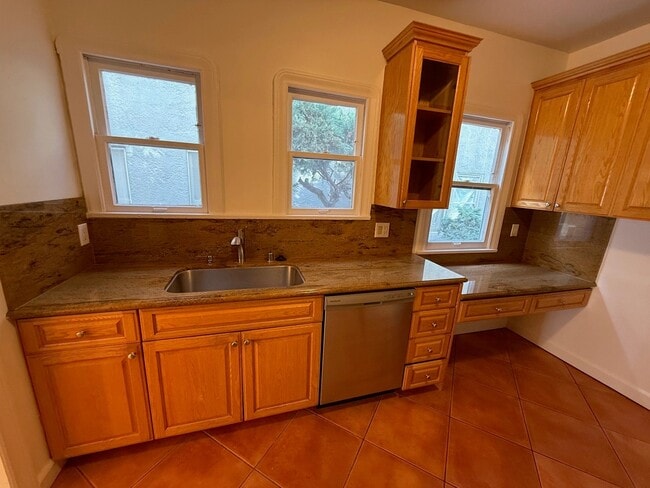 Building Photo - 339 N Orange Dr