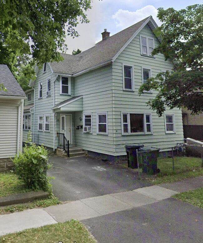 Building Photo - Large 2 Bedroom 2nd Floor Apartment Availa... Unit 15 Lorenzo St Up