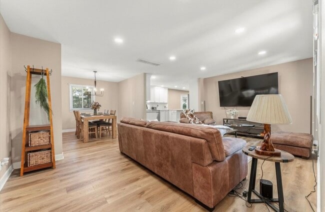 Photo - 408 Weathering Dr