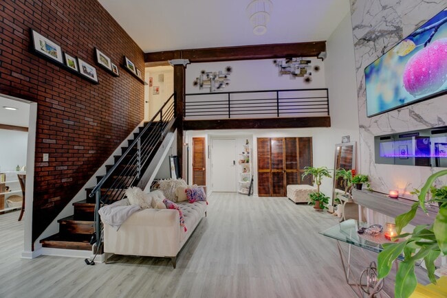 Photo - 107 S Front St