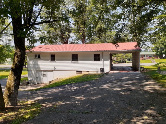 Photo - 707 S McCrary St