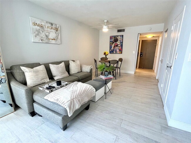 Photo - 2899 Collins Ave Unidad 622