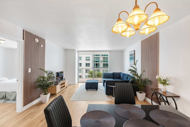 Photo - 1 SE 12th St Unidad FL15-ID1256813P