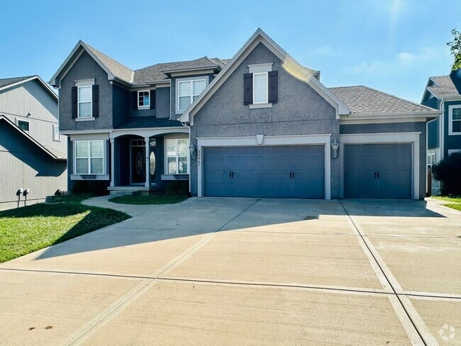 Building Photo - {20067} Custom Built Home in Woodland Mano...