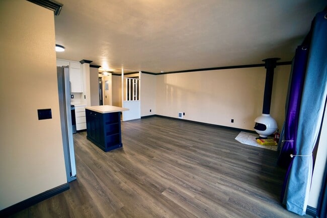 Photo - Quiet Top Floor 1 Bedroom Condo in Gated Tukwila Community