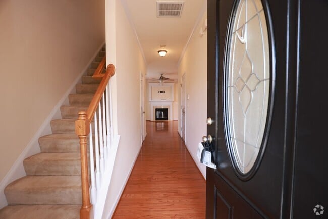 Building Photo - --Available NOW-- Luxury 3 Story Town Home...