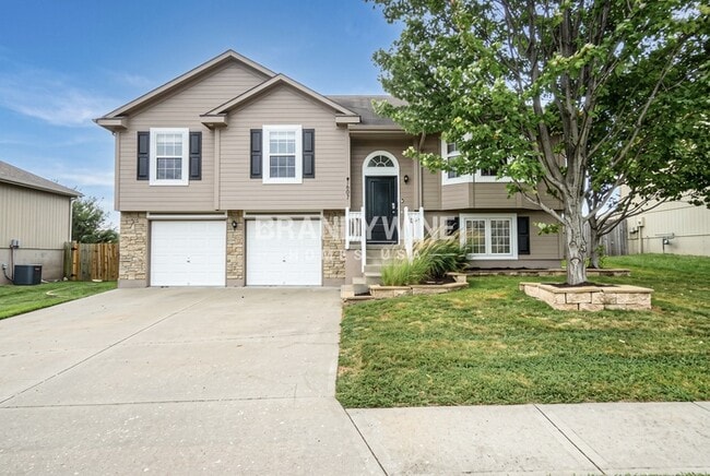 1607 NW High View Dr