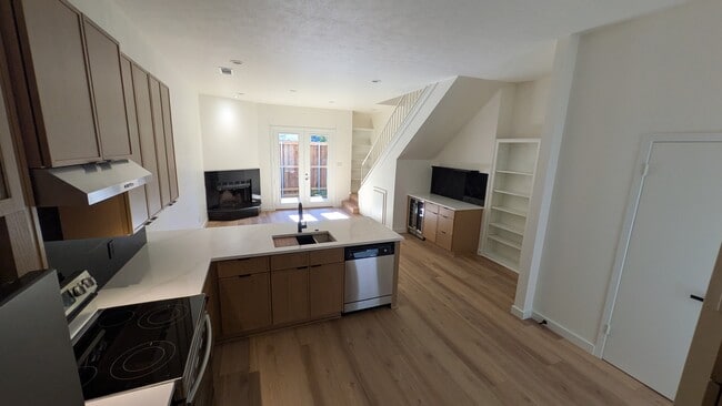 Building Photo - 3944 Buena Vista St Unit 201