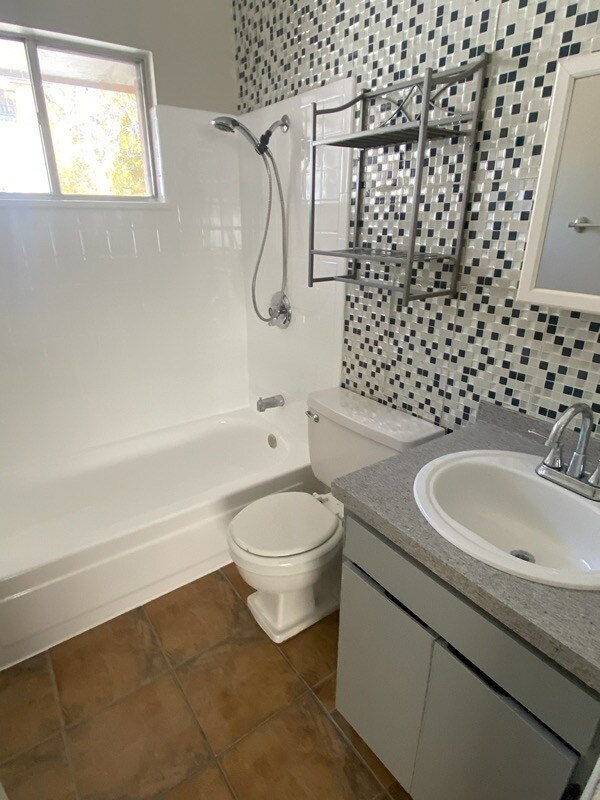 Photo - 826 Emery St