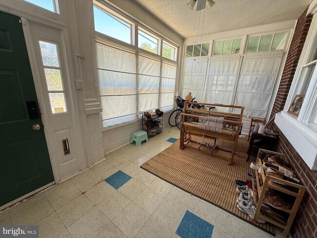 Photo - 3368 Vaux St