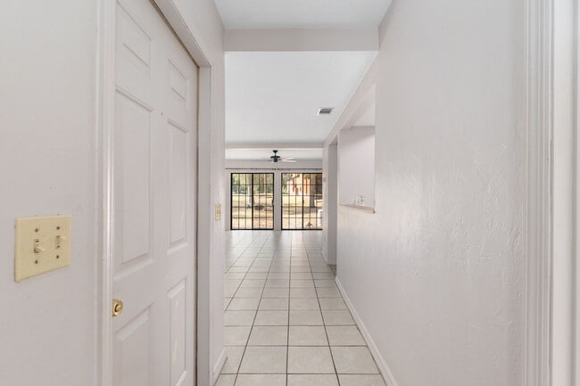 Photo - Spacious 3/3 townhome-style condo in Rockwood Villas with washer/dryer Unit I51