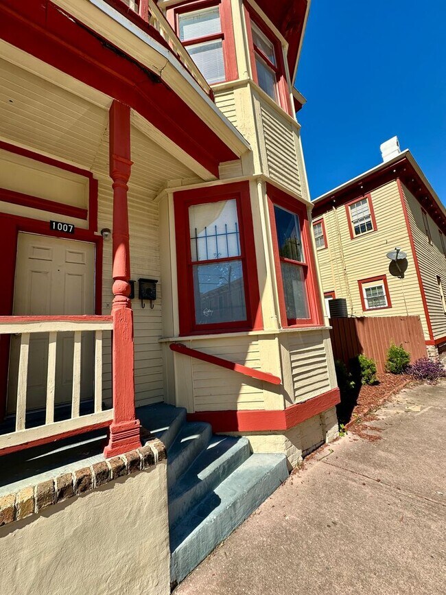 Photo - 1 BED | 1 BATH | PRIVATE BACK PATIO | WEST...