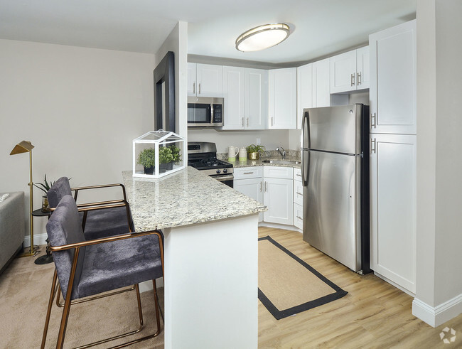 Modern Kitchen with Breakfast Bar - The Helston Rental