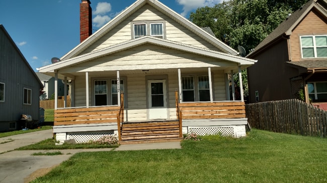Building Photo - 3117 S 60th St Rental