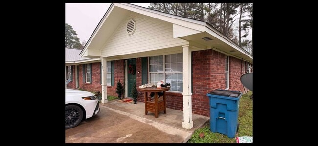 Building Photo - 906 Tabb St