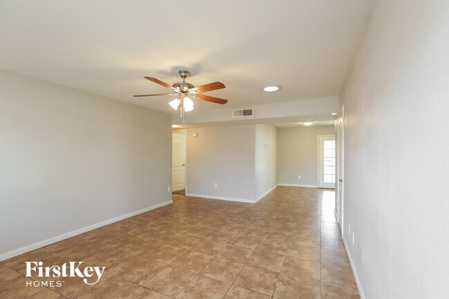 Photo - 425 E Julie Dr