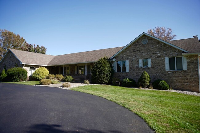 Grand 4 BR/3.5 BA Single-Family Home in Wi... - Grand 4 BR/3.5 BA Single-Family Home in Wi...