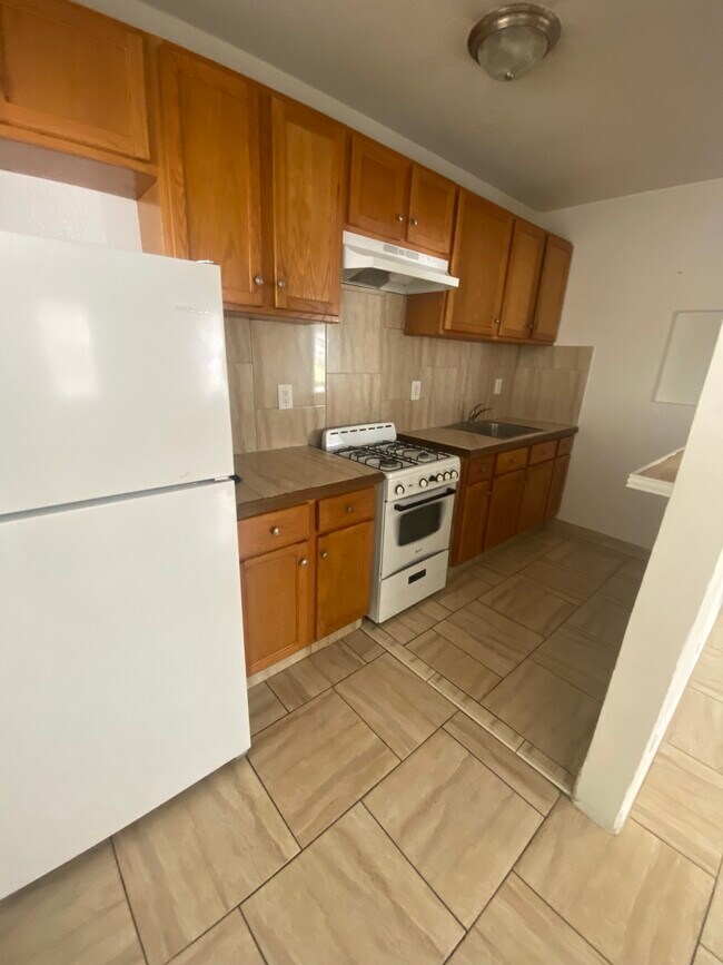 Cocina con acceso directo a sala de estar - 8910 Collins Ave Unidad 1