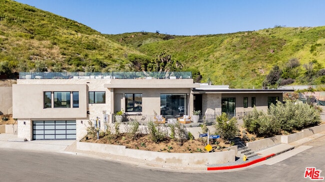 Building Photo - 1205 Las Lomas Pl