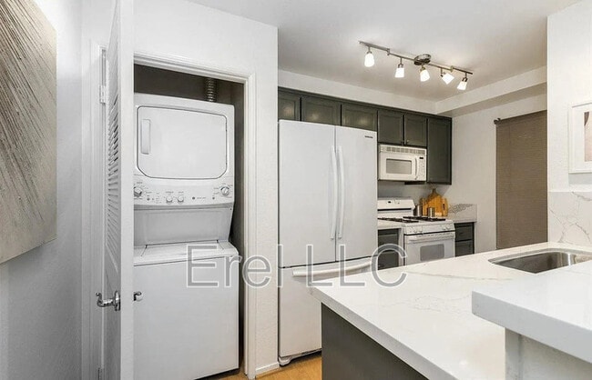 Photo - 260 Caldecott Ln