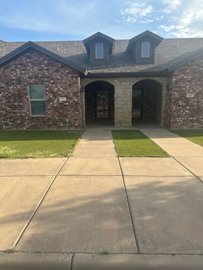 Building Photo - Spacious Townhome in South Lubbock