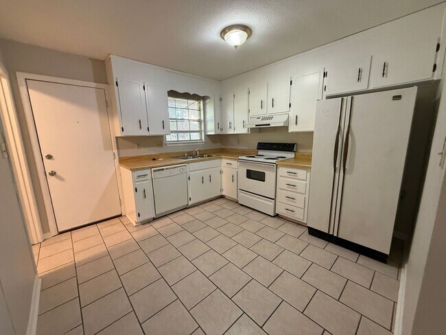 Photo - Northeast Pensacola - Harbour Square - 2 bedroom, 1 bathroom