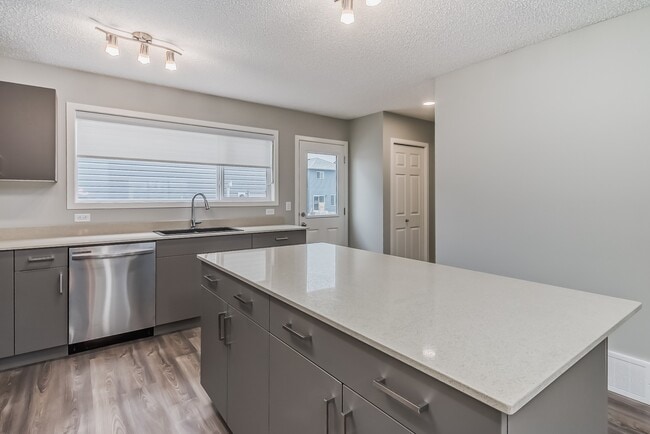 Photo - 15675-15618 18 Ave SW