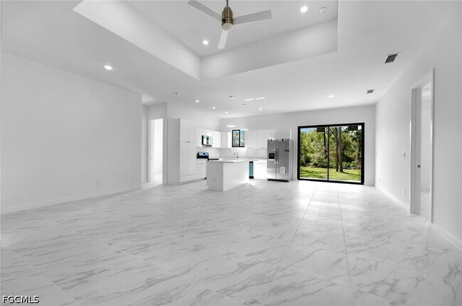 Photo - 846 Cadis St E