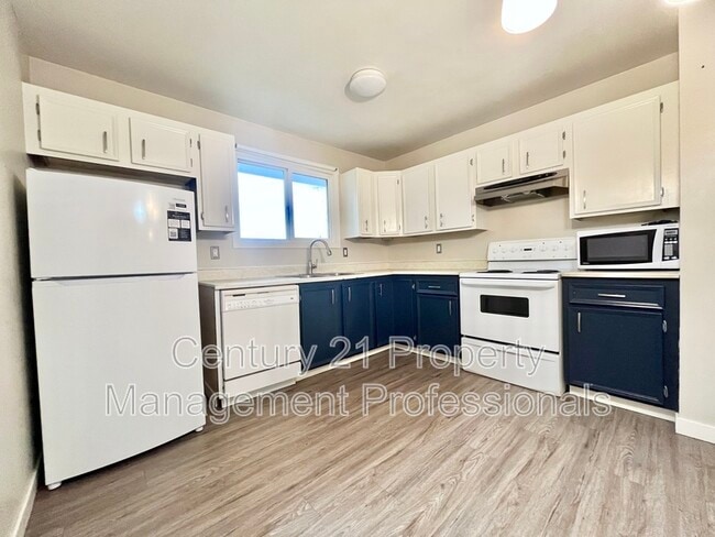 Photo - 14634 25 St NW